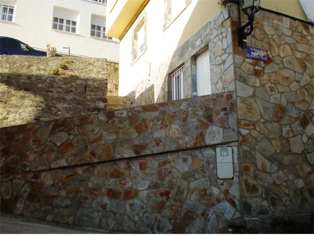 Piso bajo con 1 habitaicón, 1 baño y cocina - salón. Ha sido totalmente reformado recientemente. Zona del Puerto de Tapia, magnificas vistas.